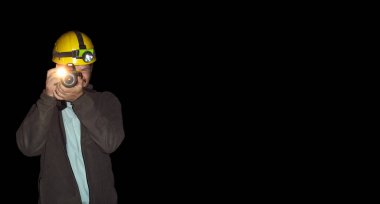 Mağaranın içindeki kameraya doğru fotoğraf çeken bir adam.