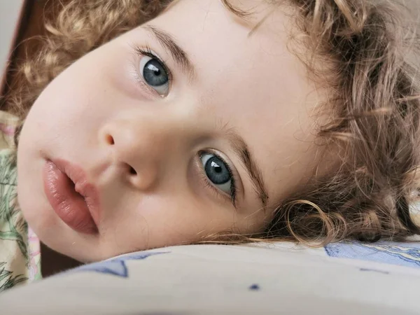 Zavřít Krásné Brazilské Dívka Při Pohledu Kamery — Stock fotografie