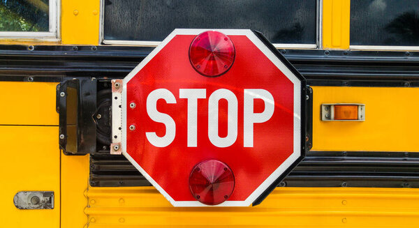 Стоп-сигнал на заднем сидении школьного автобуса.
