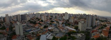 Sao Paulo 'daki Aclimacao Mahallesi' nin geniş panoramik manzarası.
