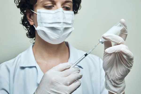 Visa Sjuksköterska Som Förbereder Vaccindosen — Stockfoto