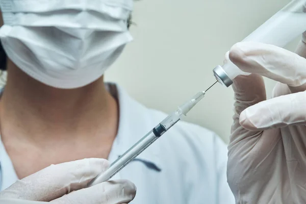 Visa Sjuksköterska Som Förbereder Vaccindosen — Stockfoto
