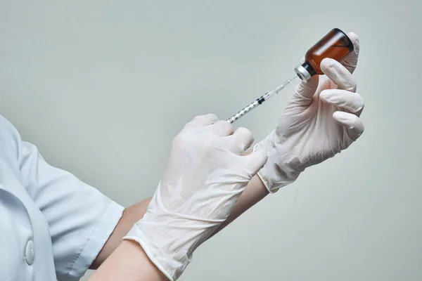 Stäng Sjuksköterskans Händer Förbereda Vaccindosen Med Kopieringsutrymme — Stockfoto