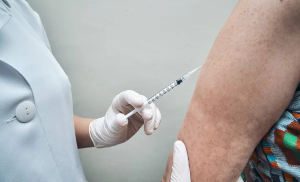 Sjuksköterska Vaccinera Äldre Kvinnas Arm — Stockfoto