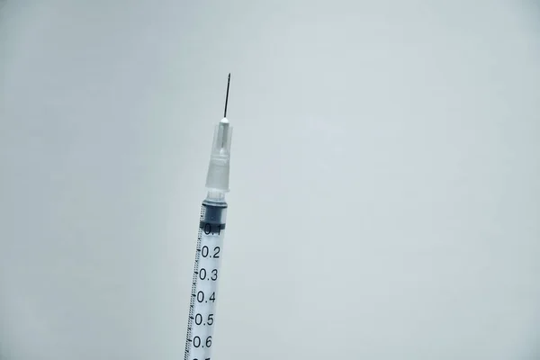 Visa Tunn Och Vass Vaccinspruta Med Kopieringsutrymme — Stockfoto