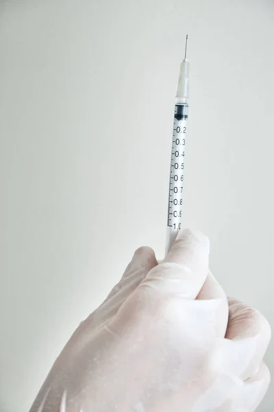 Sjuksköterska Händer Bär Handskar Redo Att Vaccinera Med Kopia Utrymme — Stockfoto