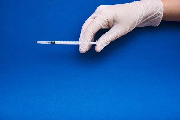 Tilikan Tangan Medis Yang Siap Memberikan Injeksi Pada Latar Belakang — Stok Foto