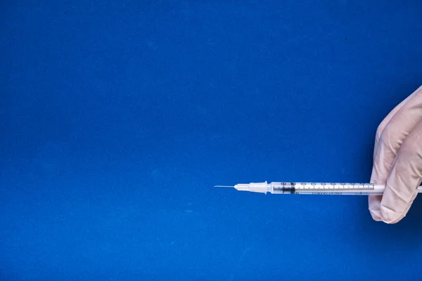 Tilikan Tangan Medis Yang Siap Memberikan Injeksi Pada Latar Belakang — Stok Foto