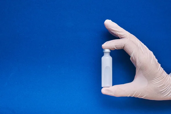 View Nurse Hands Wearing Gloves Showing Medicine Ampoule — Stock Photo, Image