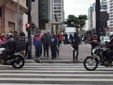 SAO PAULO, BRAZIL - 16 EKİM 2020: Sao Paulo Paulista Bulvarı 'ndaki yeni normal.