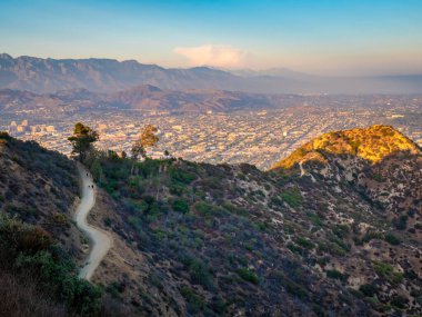 Hollywood tepelerinde geniş bir yol manzarası.