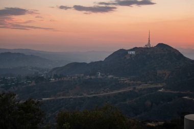Yazın gün batımında Hollywood tepelerinin güzel manzarası.