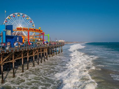 LOS ANGELES, ABD - 25 Haziran 2016: Meşhur Santa Monica Dönme Dolap Lunaparkı Yaz Eğlencesi.
