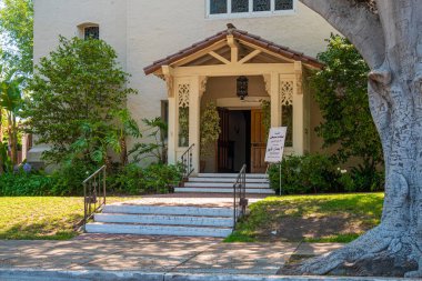 LOS ANGELES, ABD - 28 Haziran 2016: Beverly Hills Presbyterian Kilisesi 'nin girişi.
