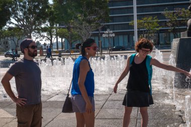 LOS ANGELES, ABD - 28 Haziran 2016: Los Angeles sokaklarındaki çeşmelerde eğlenen insanların manzarası.