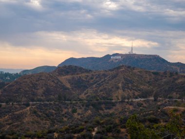 Yazın gün batımında Hollywood tepelerinin güzel manzarası.