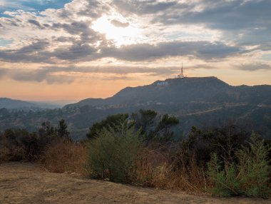 Yazın gün batımında Hollywood tepelerinin güzel manzarası.