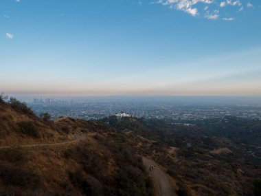 Hollywood tepelerinde yürüyüş için kirli bir yol manzarası.