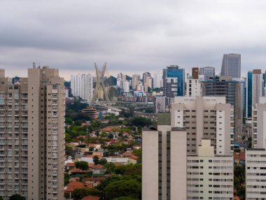 Brooklin mahalle manzarası ve arka planda Sao Paulo 'da kablolu köprü var..