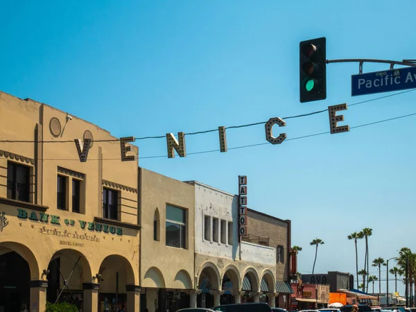 VENICE BEACH, ABD - 25 Haziran 2016: Kaliforniya 'daki Venice Boardwalk' un girişindeki işaret.
