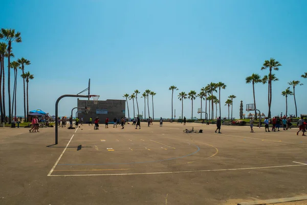 Los Ángeles Junio 2016 Gente Jugando Baloncesto Venice Beach Canchas — Foto de Stock