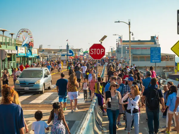 Santa Monica Junio 2016 Vista Multitud Caminando Por Muelle Santa —  Fotos de Stock