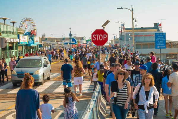 Santa Monica Junio 2016 Vista Multitud Caminando Por Muelle Santa —  Fotos de Stock