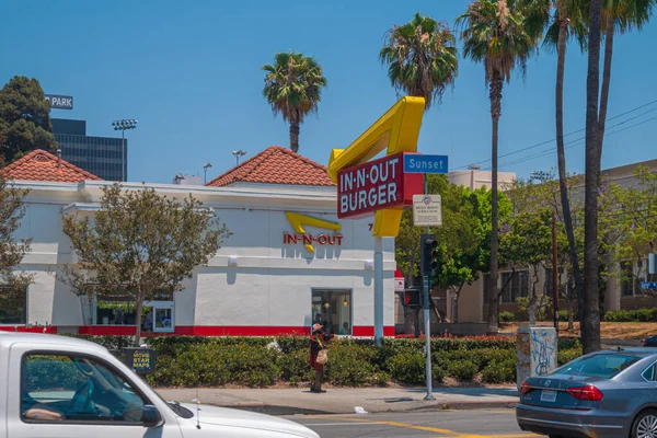 LOS ANGELES, ABD - 26 Haziran 2016: Geleneksel fast food mağazası, In-N-Out Burger, Los Angeles.