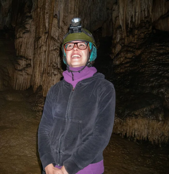 Mujer Joven Mirando Maravilla Dentro Cueva — Foto de Stock