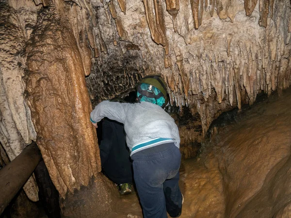 Niño Pequeño Entrando Explorando Cueva Brasil — Foto de Stock