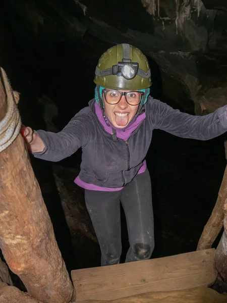 Mujer Joven Escalando Escalera Dentro Cueva — Foto de Stock