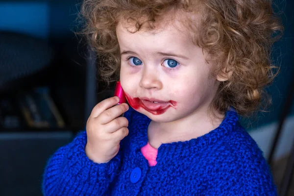 Vue Petite Fille Brésilienne Jouant Rouge Lèvres — Photo