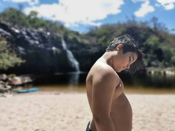 Menino Verão Com Cachoeira Fundo Com Foco Seletivo — Fotografia de Stock