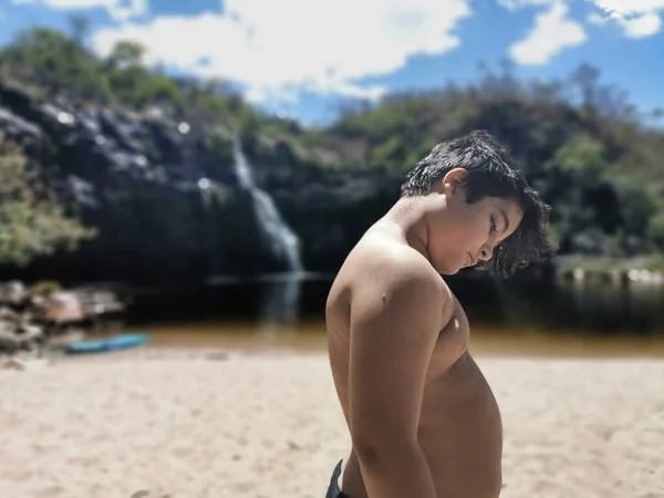 Niño Verano Con Cascada Fondo Con Enfoque Selectivo —  Fotos de Stock