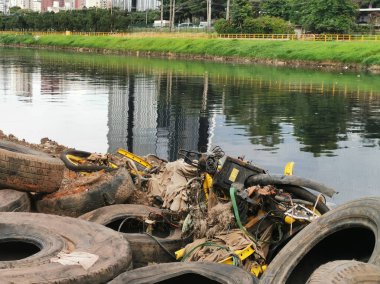 SAO PAULO, BRAZIL - 16 ARALIK 2019: Pinheiros nehrinin kıyısında çöp ve kirlilik ve yıkım.