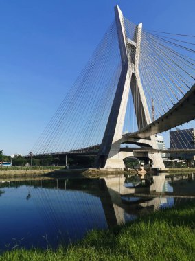 Sao Paulo şehrinde kablo destekli köprü manzarası.