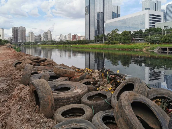 SAO PAULO, BRAZIL - 16 ARALIK 2019: Pinheiros nehrinin kıyısında çöp ve kirlilik ve yıkım.