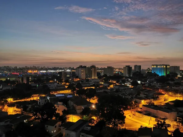 SAO PAULO, BRAZİL - 30 HAZİRAN 2021 Kongonhas iç havaalanı pistinin şafak manzarası.