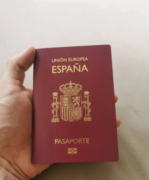 Vista Pessoa Segurando Passaporte Espanhol Com Espaço Cópia — Fotografia de Stock