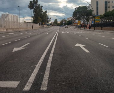 Malaga, İspanya - 21 Şubat 2021: Liman bölgesindeki Malaga caddelerinin görüntüsü.
