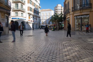 Malaga, İspanya - 23 Şubat 2021: Salgın sırasında Malaga 'nın tarihi merkezinde yürüyen insanların görüntüsü.