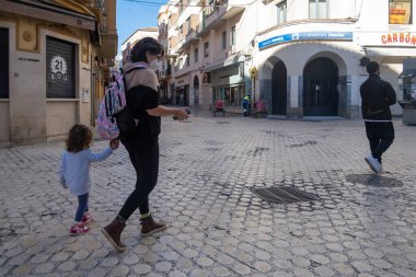 Malaga, İspanya - 23 Şubat 2021: Salgın sırasında Malaga 'nın tarihi merkezinde yürüyen insanların görüntüsü.