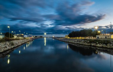 Geceleri Malaga limanındaki Guadalmedina nehrinin manzarası