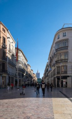 Malaga, İspanya - 23 Şubat 2021: Salgın sırasında Malaga 'nın tarihi merkezinde yürüyen insanların görüntüsü.