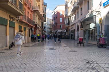 Malaga, İspanya - 23 Şubat 2021: Salgın sırasında Malaga 'nın tarihi merkezinde yürüyen insanların görüntüsü.