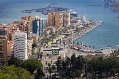 İspanya 'daki Malaga limanı ve şehrin havadan ve panoramik görüntüsü