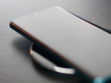 Cep telefonunun kablosuz olarak seçici odaklanma ile şarj edildiğini kapat.