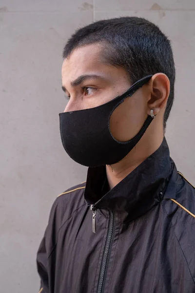 Young Man Wearing Face Mask Looking Sideways Pandemic — Stock Photo, Image