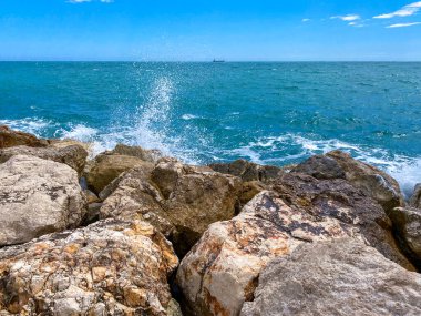 Yazın Malaga Akdeniz 'deki kayalıklara ulaşan deniz manzarası.