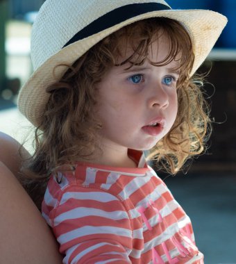 Şapka takan küçük kız Endülüs sahillerinde eğleniyor..